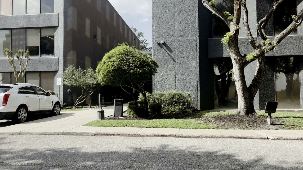 El frente del edificio 8323 desde el estacionamiento