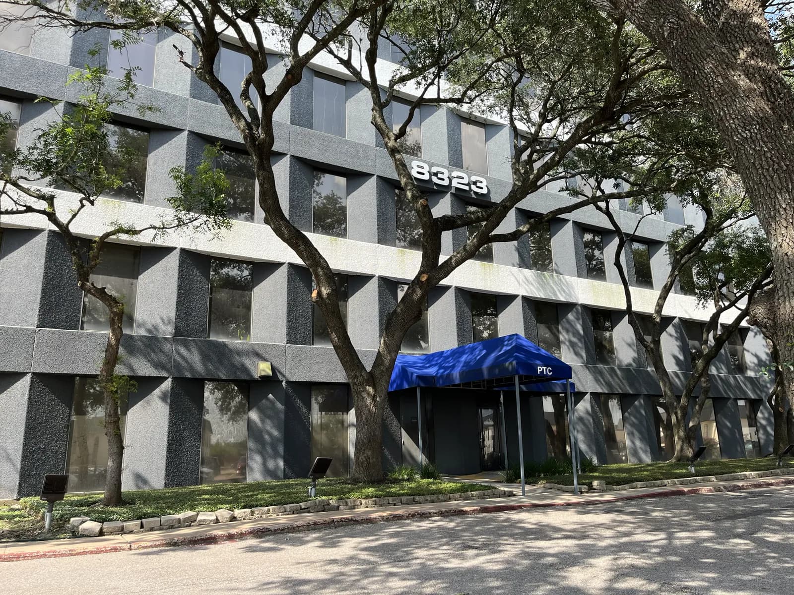 El edificio 8323, con los números sobre el techo de la entrada