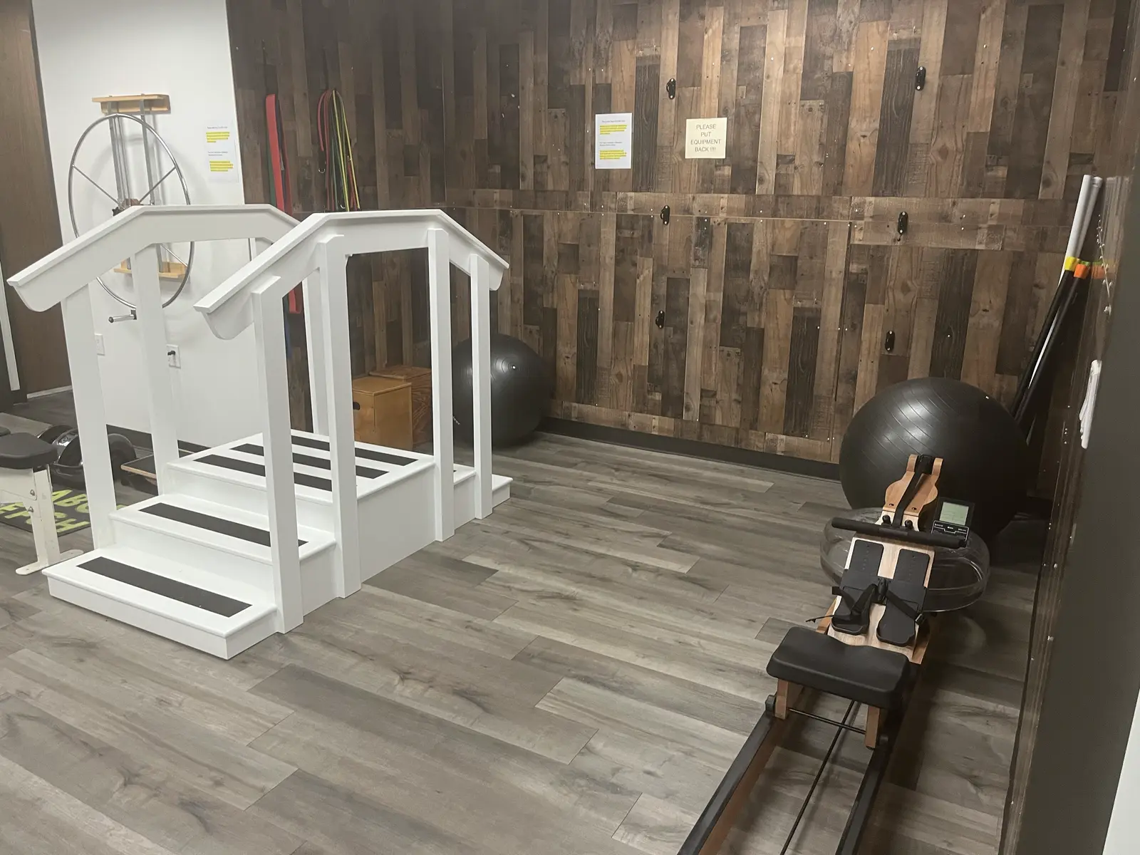 El área de entrenamiento con escaleras de práctica, ligas de resistencia y pelotas de ejercicio